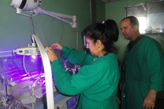 Teresita Guillén, enfermera y el Dr. Anolys Piña, atienden a un neonato./Foto: Magalys Chaviano
