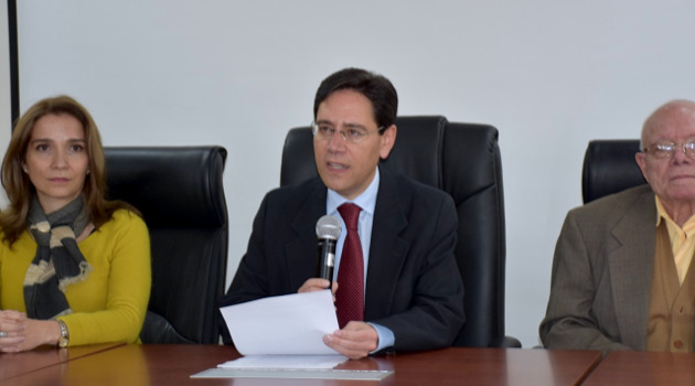 El presidente del Tribunal Supremo Electoral (TSE) de Bolivia, Salvador Romero (al centro) durante la conferencia de prensa donde se hizo el anuncio del aplazamiento. /Foto: Twitter @TSEBolivia