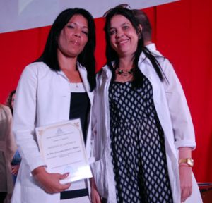 A la izquierda, la Dra. Elisandra Sánchez Muñóz, la graduada integral, junto a su profesora./Foto: Magalys Chaviano