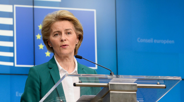 La presidenta de la Comisión Europea, Ursula von der Leyen, en Bruselas, Bélgica, el 16 de marzo de 2020. /Foto: Johanna Geron (Reuters)