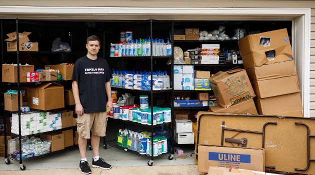 Matt Colvin, comerciante de Amazon, vio un filón en la venta a sobreprecio de productos de limpieza y desinfección, pero la operación de acaparamiento con tal fin le costó cara. /Foto: Doug Strickland