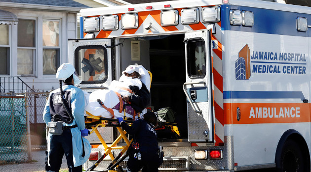 Médicos trasladan a un paciente en Nueva York, EE.UU., el 24 de marzo de 2020. /Foto: Stefan Jeremiah (Reuters)