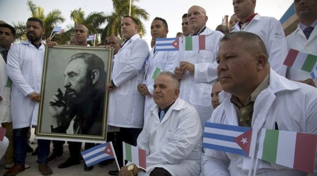 Parte de la brigada Medica cubana que viajara a Italia para enfrentar el Coronavirus. Foto:IF/AP.