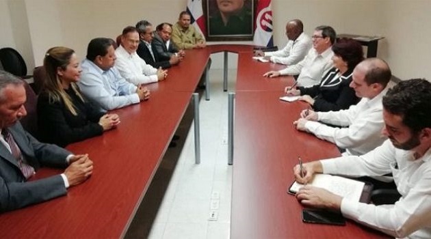 Bruno Rodríguez Parrilla, ministro cubano de Relaciones Exteriores, sostuvo un encuentro con Pedro Miguel González Pinzón, secretario general del Partido Revolucionario Democrático panameño. /Foto: ACN.