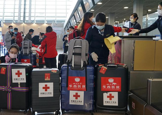 Nueve expertos chinos viajaron a Roma para ayudar en la crisis del coronavirus en Italia.  /Foto: Dpa.
