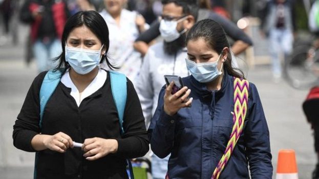 Colombianas se protegen frente a la pandemia del Covid-19./ Foto: AFP.