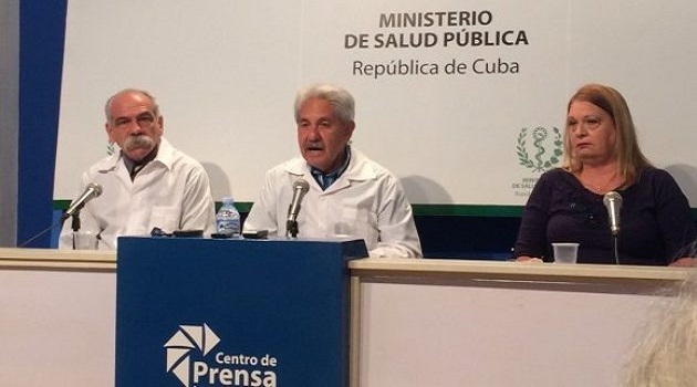 De izquierda a derecha, doctor Jorge González Pérez, doctor Francisco Durán García y Alicia Alonso Becerra, viceministra del MES. /Foto: Cubadebate