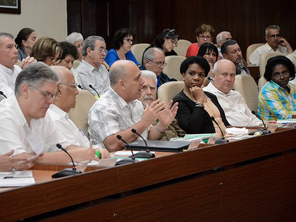 El viceprimer ministro doctor Roberto Morales Ojeda consideró que en Cuba existen determinadas condiciones para evitar que entre el coronavirus al país. /Foto: Estudios Revolución.