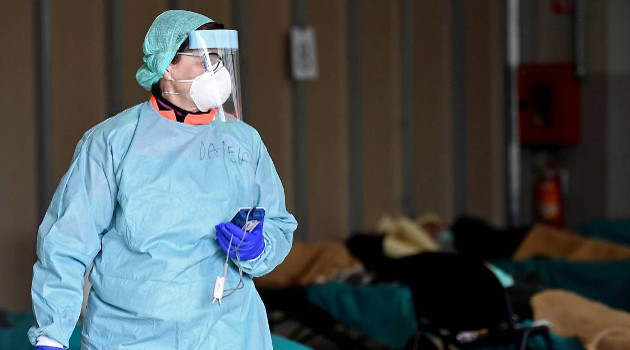 Una médica en el hospital Spedali Civili, en la ciudad italiana de Brescia. Esa nación europea ha pasado a ser el nuevo epicentro de la pandemia. /Foto: Flavio Lo Scalzo (Reuters)