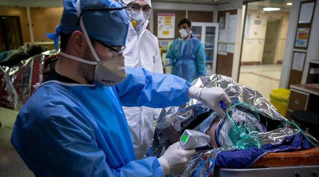 Paramédicos atienden a un paciente afectado por coronavirus en un hospital en Teherán. /Foto: Farsnews