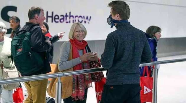 Pasajeros del crucero MS Braemar a su llegada a Londres. /Foto: MailOnline