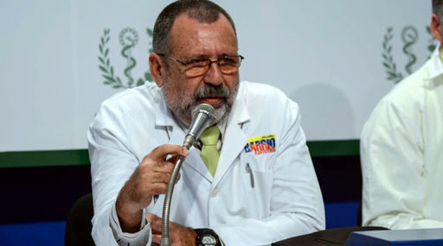 Dr. José Raúl de Armas Fernández, jefe del departamento de enfermedades transmisibles del Ministerio de Salud Pública (MINSAP), durante su intervención en conferencia de prensa sobre el enfrentamiento a la COVID-19. /Foto: Ariel Ley Royero (ACN)