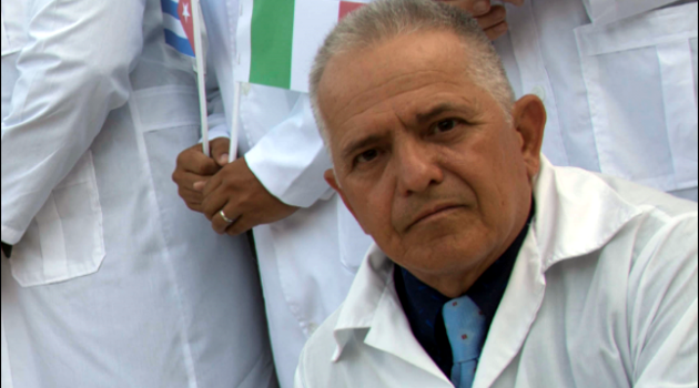 El enfermero cienfueguero Rubén Carballo Herrera es un verdadero héroe, digno del respeto de la humanidad. Foto: Ismael Francisco (Cubadebate)