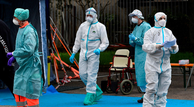 Empleados del hospital de Brescia, Lombardía, Italia, en pleno faenar contra el coronavirus el 13 de marzo de 2020. /Foto: Miguel Medina (AFP)