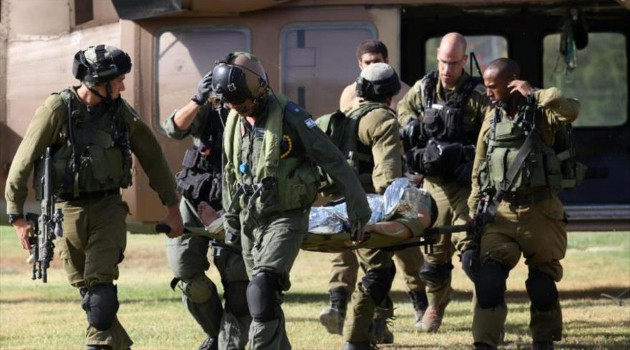 Militares israelíes trasladan a un soldado herido al centro médico de Soroka, en Néguev, en los territorios ocupados palestinos. /Foto: HispanTV
