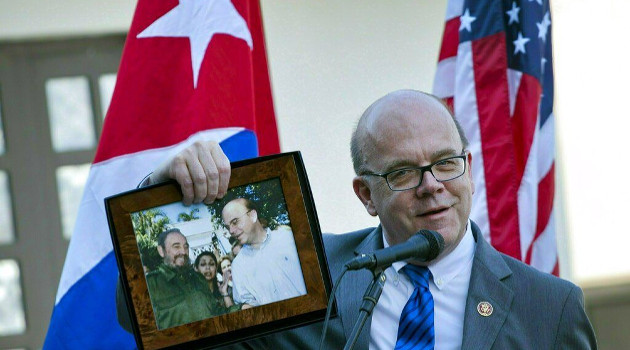 Foto de marzo de 2019 en Finca Vigía. El congresista McGovern muestra una foto junto a Fidel. /Foto: Ramón Espinosa (AP)