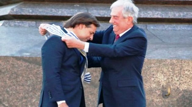 Lacalle Pou recibió la banda presidencial de manos del mandatario saliente, Tabaré Vázquez. /Foto: AP.