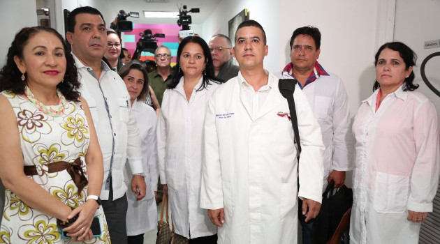 Médicos del contingente internacionalista Henry Reeve a su llegada esta tarde a Managua. /Foto: Jairo Cajina (El19Digital)