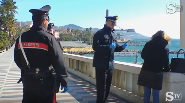 La policía está multando a quienes, sin que medien razones de primera necesidad, continúan saliendo a la calle pese a la emergencia nacional. /Foto: STv