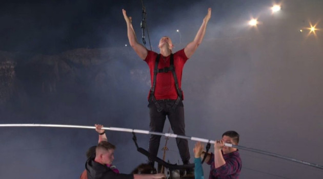 Wallenda alza los brazos al cielo en señal de victoria tras la caminata sobre la lava del volcán Masaya. /Foto: Tomada de Internet