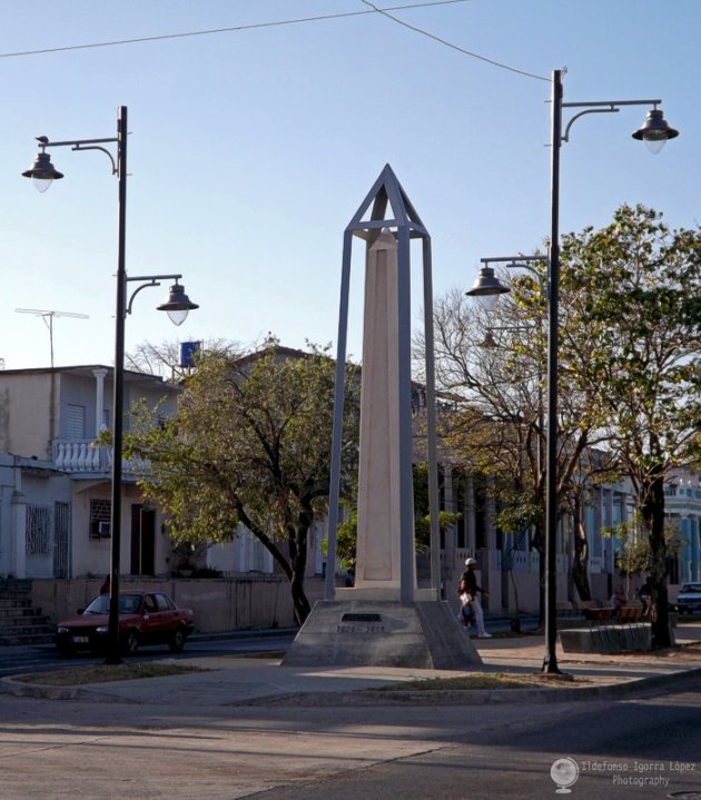Indigna que las cuatro lámparas del obelisco ubicado a la entrada de la ciudad hayan sido sustraídas. /Foto: Igorra