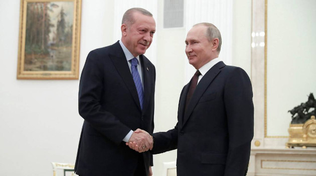 Recep Tayyip Erdogan y Vladímir Putin se dan la mano durante la reunión en Moscú (Rusia), este jueves 5 de marzo de 2020. /Foto: Pavel Golovkin (Reuters)