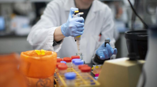 Un investigador trabaja en un laboratorio desarrollando pruebas para el coronavirus. /Foto: HispanTV