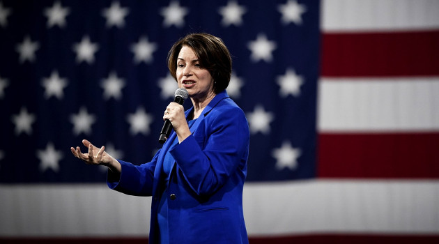 La senadora Amy Klobuchar habla en un mitin de campaña en Concord, New Hampshire, el 8 de febrero de 2020. /Foto: Drew Angerer (Getty Images)