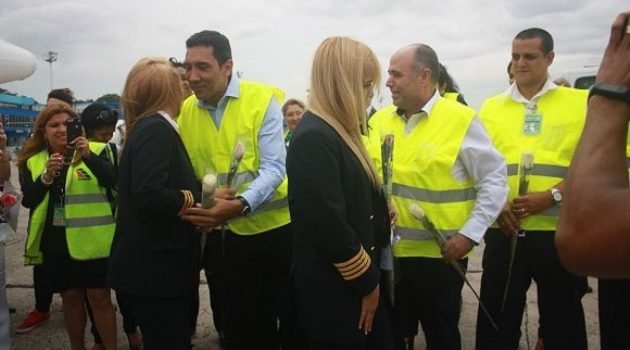 Ministro cubano de Transporte, Eduardo Rodríguez, recibe a la tripulación femenina de la ruta Habana-Gerona-Gerona-Habana. Foto: FB Bernardo Espinosa.