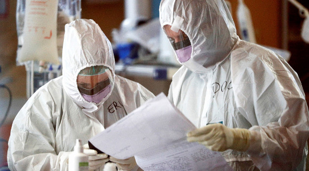 Dos investigadores en un laboratorio de la Facultad de Medicina de Duke-NUS en Singapur, 23 de marzo de 2020. /Foto: Guglielmo Mangiapane (Reuters)