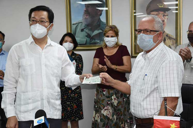 La ceremonia de entrega del donativo chino tuvo lugar en la sede del Ministerio de Salud Pública de Cuba (Minsap). /Foto: Jorge Pérez (PL)