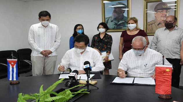 La ceremonia de entrega del donativo chino tuvo lugar en la sede del Ministerio de Salud Pública de Cuba (Minsap). /Foto: Jorge Pérez (PL)