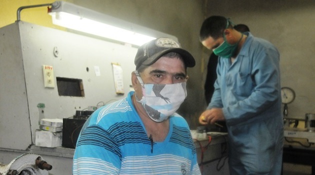 El ahora jefe del taller de instrumentación del central Antonio Sánchez,asegura que su amor por el sector azucarero lo mantiene activo como el primer día. / Foto: Juan Carlos Dorado