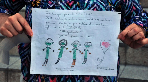La pionera Ana Lauren Lisca Cabrera, de la Escuela Primaria Guerrillero Heroico, envió su dibujo con un mensaje de felicitación a los jóvenes médicos por el 4 de abril./Foto: Juan Carlos Dorado