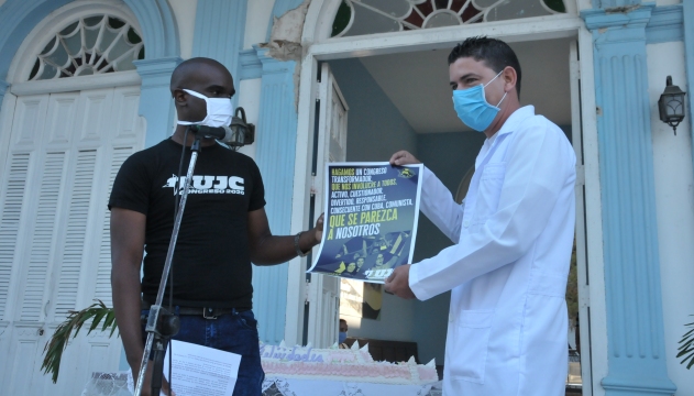 Instituciones de Salud Pública en Cienfuegos recibieron reconocimientos del Comité Provincial de la UJC./Foto: Juan Carlos Dorado
