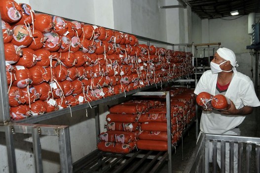 Cárnico de Palmira. Se garantiza la producción de mortadella para la canasta familiar./Foto: Juan Carlos Dorado 