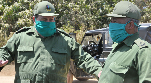 Duartes Ortega, junto al general de brigada Oscar Figueredo Castellanos, jefe de la Región Militar Cienfuegos, en las plantaciones de mango de Juraguá./Foto: Juan Carlos Dorado