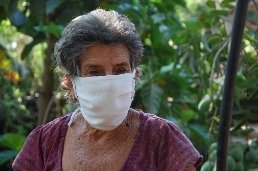 Fidelina Ramírez Cruz, 85 años: “A mí el coronavirus no me va a coger porque no lo voy a dejar”./Foto: Karla Beatriz Colarte   