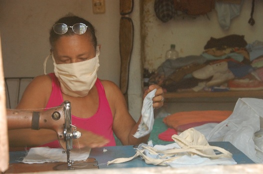 Virgen y su máquina de coser ayudan a proteger a los vecinos de Venero. /Foto: Karla Beatriz Colarte