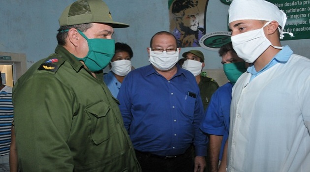 El presidente del Consejo de Defensa Provincial, Félix Duartes Ortega, intercambió con directivos y trabajadores de la industria láctea. / Foto: Juan Carlos Dorado