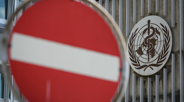 Donald Trump anunció que EE.UU. suspendería su contribución a ese organismo por su "grave mala gestión" y "encubrir la propagación del coronavirus". Fachada del edificio de la OMS en Ginebra, Suiza. /Foto: Fabrice Coffrini (AFP)