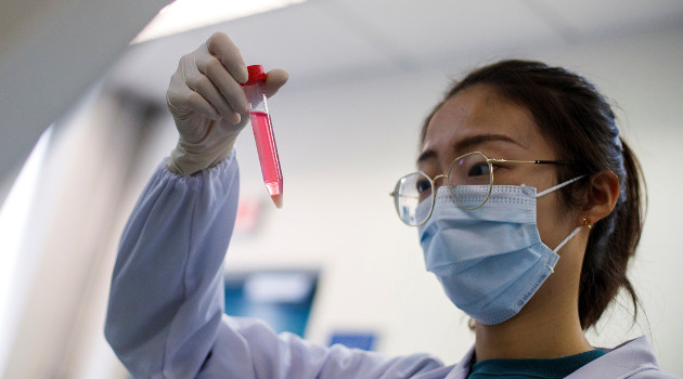 Una investigadora trabaja con anticuerpos, Universidad Tsinghua, Pekín, China. /Foto: Thomas Peter (Reuters)