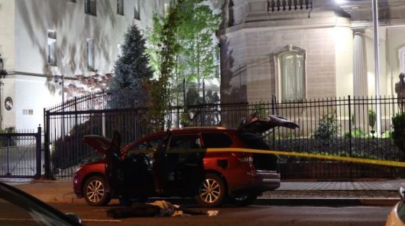 Un vehículo que la policía considera está relacionado con el hecho permanece estacionado fuera de la sede diplomática. Foto: Antonia Noori Farzan/The Washington Post