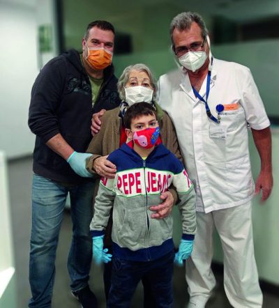 Bazán Rodríguez junto a una abuelita dada de alta clínica, a quien vinieron a buscar su hijo y el nieto. / Foto: cortesía de Bazán