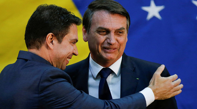 El presidente de Brasil, Jair Bolsonaro, junto a Alexandre Ramagem. /Foto: Adriano Machado (Reuters)