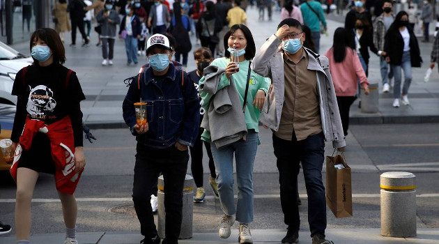 Residentes de Pekín, China, el 6 de abril de 2020. /Foto: Tingshu Wang (Reuters)