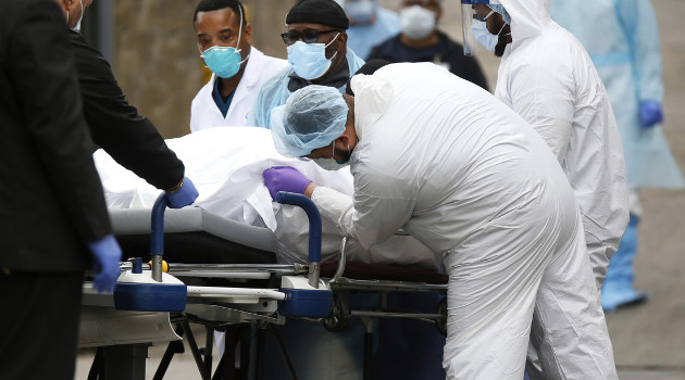 Traslado de fallecido en Nueva York, EE.UU. /Foto: Stefan Jeremiah (Reuters)