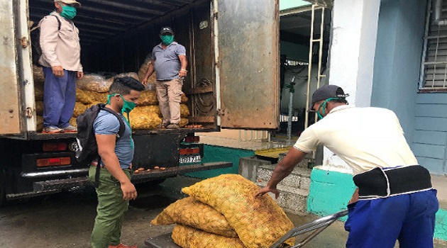 Representantes de la Empresa Pecuaria Horquita trajeron una donación de productos agrícolas al CEA de Cienfuegos./Foto: Dagmara Barbieri