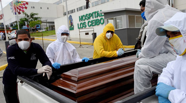 Trabajadores de servicios fúnebres esperan en las afueras del Hospital Los Ceibos en Guayaquil, 15 de abril de 2020. /Foto: Santiago Arcos (Reuters)