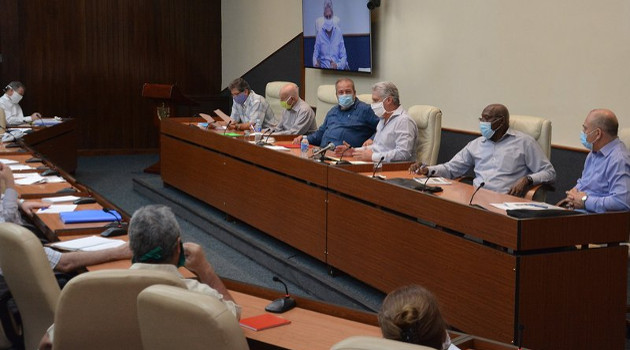 Este miércoles, durante la reunión que a diario encabezan el Presidente de la República y el Primer Ministro en el Palacio de la Revolución, se informaron nuevas medidas encaminadas a contener el avance de la COVID-19 en el territorio nacional. /Foto: Estudios Revolución